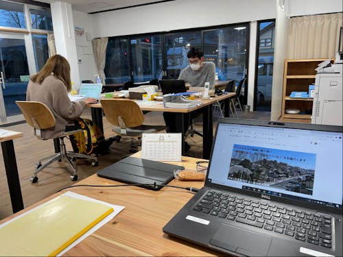 オフィスでの作業風景