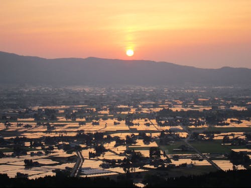 夕暮れ時の砺波平野・散居村