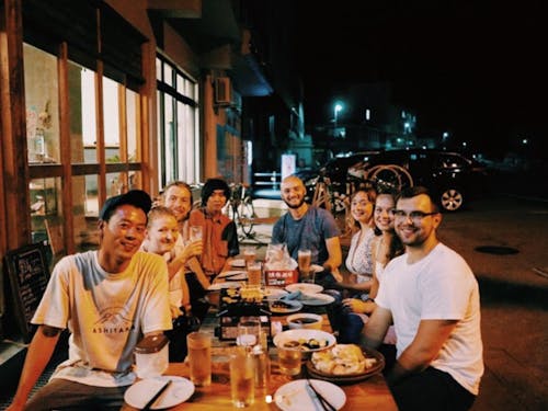 お客さんと一緒に夜ご飯