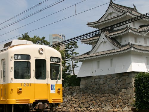 ことでんと玉藻城(高松市)