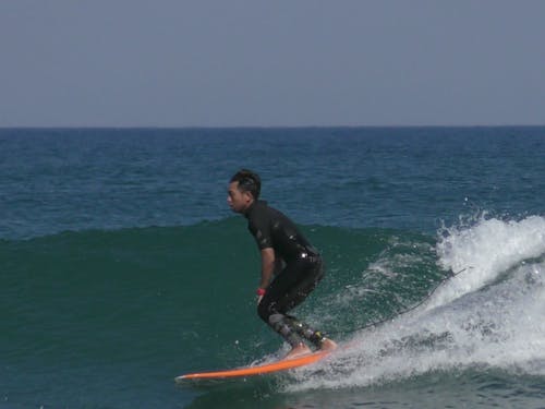 サーフィン中の山崎さん