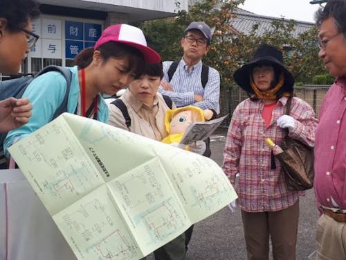 まち歩きガイド活動中の若林さん