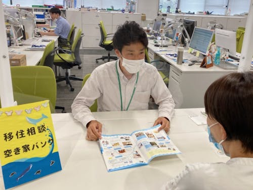 黒潮町役場で移住相談を受ける神野さん