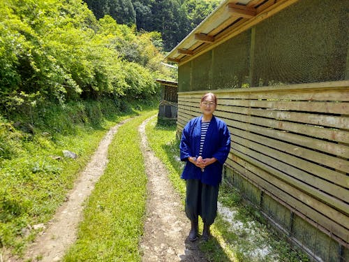 オーナーの高橋さん。鶏小屋を案内していただきました。