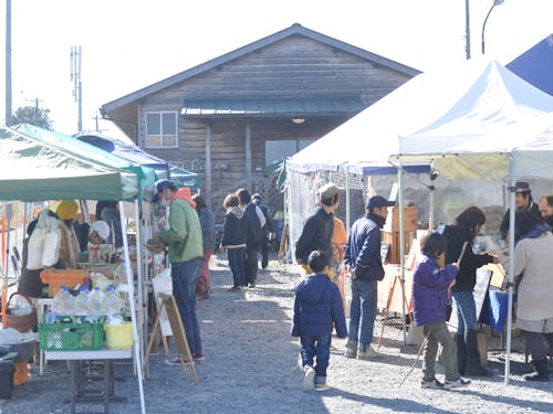 毎週水曜日のお昼には、農家さんや食べもののマルシェ「ハラペコ里の市」を開催しています。