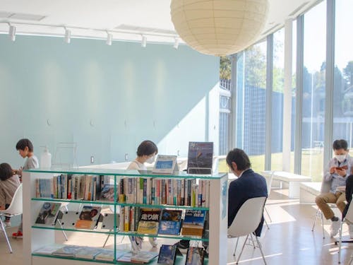 館内のカフェスペース。読書やPC作業をする方も