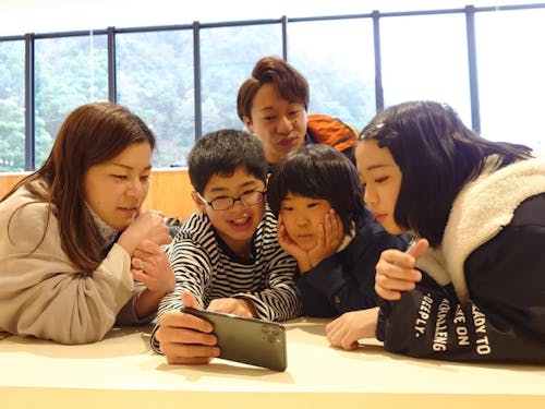 スタッフも子どもたちも一緒になって楽しんでいます。