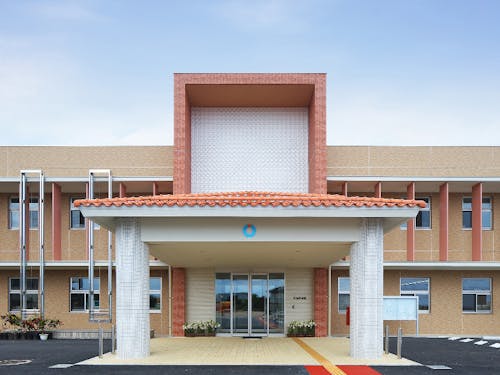 主な勤務先「和泊町役場」外観