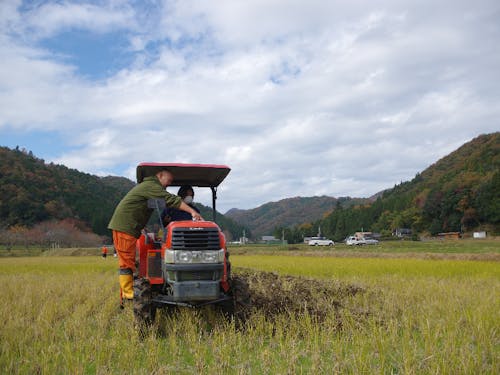 地元農家の指導でトラクター試乗体験