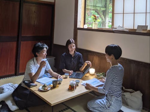 企画会議、あれもこれもと盛り上がり中(の様子を撮影するためにマスクを外しております)