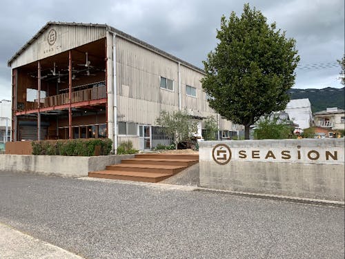 海側から見た改修した元素麺工場とファーム