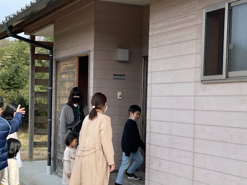 2月の見学会の様子です。今回は1家族ごとにご案内になります。