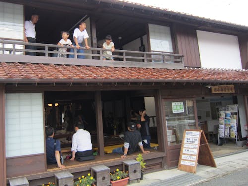 地域の人も集まって赤川の美しい建物でのイベントの様子です。