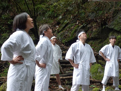 3月に行われた滝行の様子