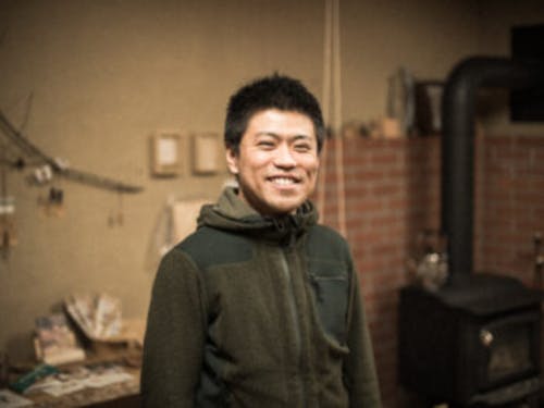 【メンター】NPO法人森の生活代表 麻生 翼:大学時代に訪れた北海道の農山村に魅せられる。卒業後、種苗会社や道内キャンプ場管理運営を経て、2010年からNPO法人森の生活に参画、その後代表理事となる。シモカワベアーズプログラム立ち上げと、伴走支援にも関わる。春は山菜採り、夏は渓流釣り、秋~冬は狩猟と下川の自然の中で趣味も満喫中。