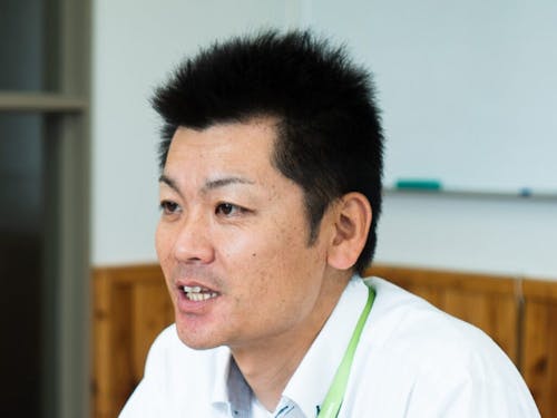 【メンター】タウンプロモーション推進部統括 山本敏夫:下川町出身。1993年に下川町役場に入庁し、10年以上バイオマスボイラをはじめとした森林資源の有効活用に取り組む。内閣府や林野庁への出向も経験し、国のバイオマス産業都市や環境モデル都市の選定に携わった。現在は地域振興、産業振興や移住・起業家のサポートも行う。三児の父で野球少年団のコーチなど何足ものわらじを履きこなす。