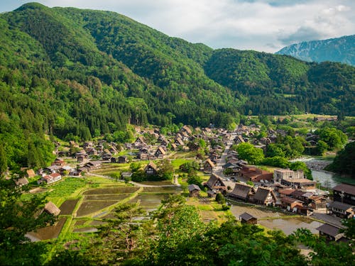 人口1,500人の村、白川村。