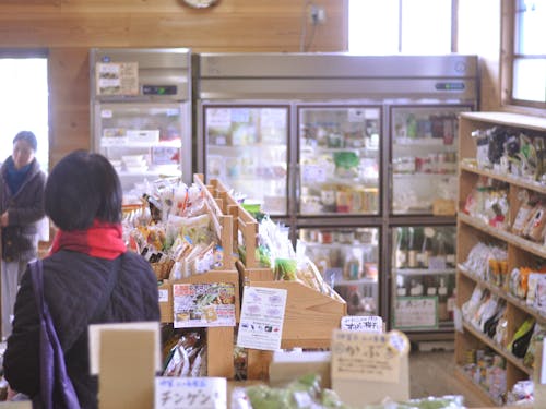 「土の香市場 ハラペコあおむし」店内では、調味料から生活用品まで幅広い品揃えでお待ちしています。
