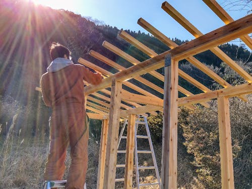 住込みボランティアスタッフと薪小屋を作りました