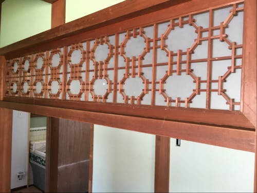 美しい細工を施した古い建具