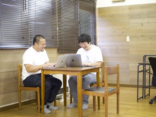 シェアオフィスで地域活動について話し合う住民