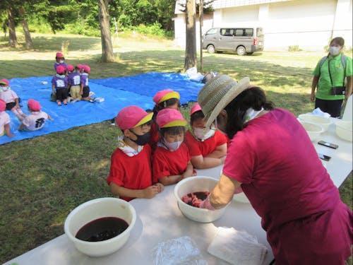 地域の子どもたちと赤~いりんご染め物体験の作業風景
