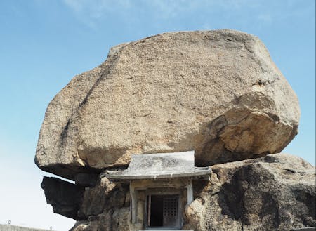 山頂に巨石が立つパワースポット「重岩」
