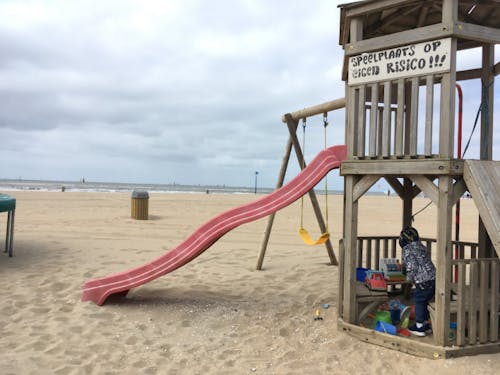 ビーチには子供の遊具もあちこちに設置されているので、親がおしゃべりを楽しむ間に子供は思う存分遊びを満喫