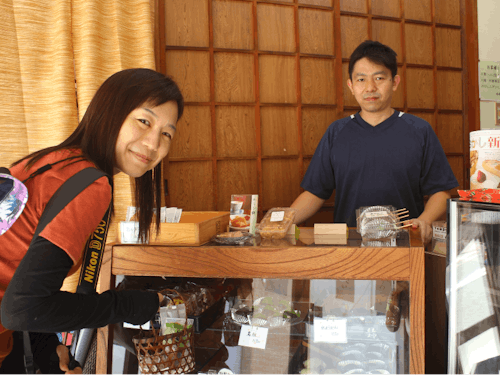 地元の人達と触れ合いながら散策