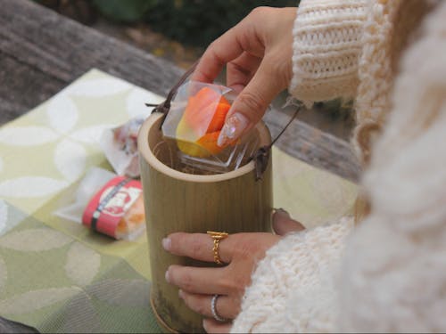 竹筒におみやを入れてお持ち帰り