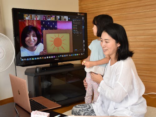 親子でテレワーク中の熊倉さん