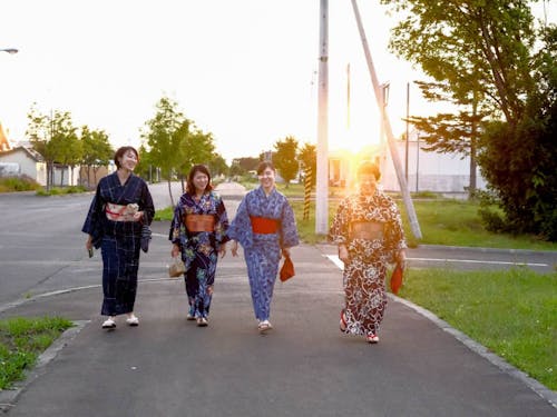 ③木村 杏奈:道内出身の24歳。町内のおばあちゃんに着付けを教えてもらっている。この日は浴衣でおでかけ。(右から2番目)
