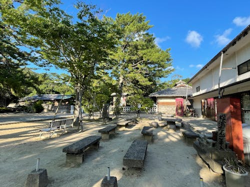 松陰神社境内。テーブル席もある。