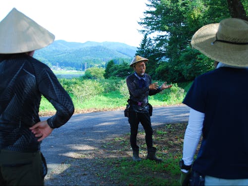 今年7月に実施した農体験で農家さんからお話を聞いている様子