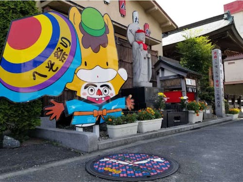 「日本のへそ」を題材にした「へそ祭り」が有名です