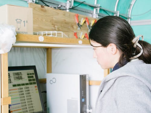 客先でデータの確認をしたり、顧客が求めている見える化をどうやってシステムで実現するかを顧客と一緒に作っていきます。