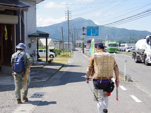 目を凝らしてごみを探します。