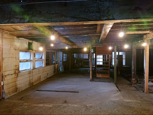 現状の内観。壁などは解体しておりスケルトンです。