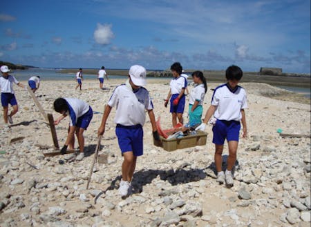 海岸ゴミ問題を考えるビーチクリーン