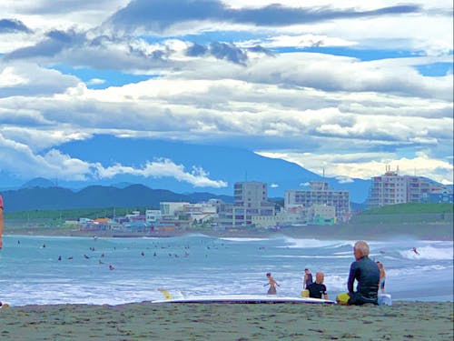 海でひと息つくサーファー