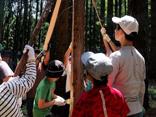 皮むき間伐体験。子どもたちが本来の力を発揮できる柔軟なプログラム作りをしています。