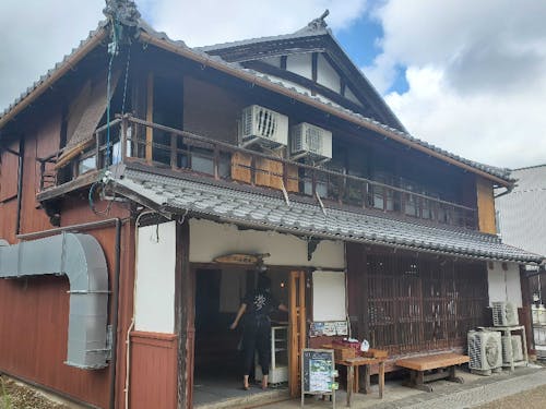 移住者さんが店長の居醒庵。昼食と木彫り体験も予定!