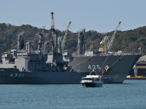 まちなかから見える海上自衛隊の艦船。