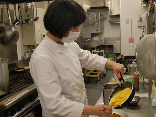 港のレストランで調理スタッフとして従事