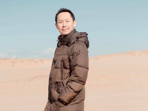 安川 幸男さん:東京生まれ。事業プロデューサー。生き方を変えるべく、地方(鳥取)へ移住。「旅と仕事を両立させる」をコンセプトに、年間300泊のホテル暮らし、年間5万キロ(地球1周+1/4)を車で移動するローカルノマド。