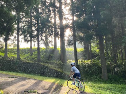 自転車のレースに出るための朝練：村の若者と子どもが本気になって一緒に遊ぶ日常