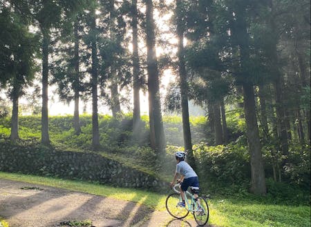 自転車のレースに出るための朝練：村の若者と子どもが本気になって一緒に遊ぶ日常