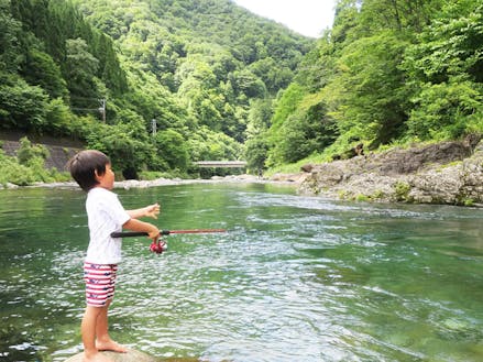 釣りが大好き：大人に劣らない生きる力を学ぶ小さくて大きな姿