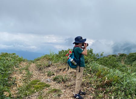登山し、好きなカメラを堪能する男の子…大自然の中で、好きなこと、めいっぱいやって生きよう⛰