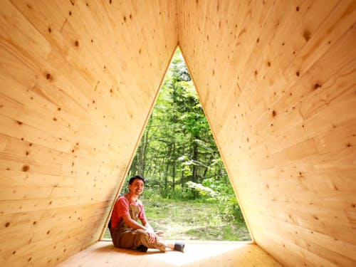 セルフビルドしたキャビンが完成。森への移設が終わり一段落の大石さん